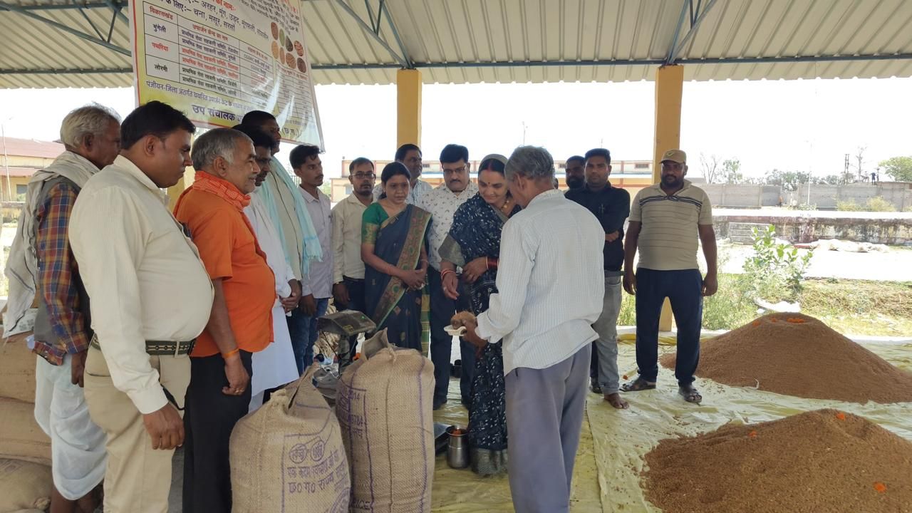 प्रशासन की बड़ी कार्रवाई:हथनीकला केंद्र 2.54 करोड़ से अधिक की धान की गड़बड़ी