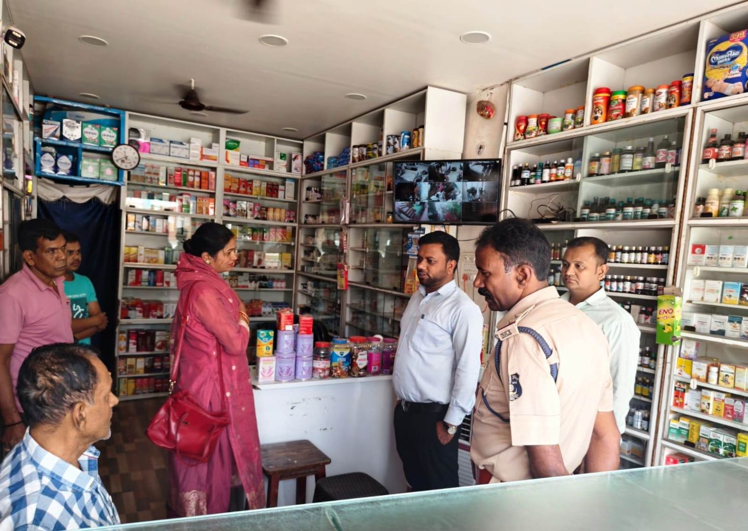 कृषि केन्द्रों का किया गया आकस्मिक निरीक्षण  अनियमितता पर तीन प्रतिष्ठानों को नोटिस जारी
