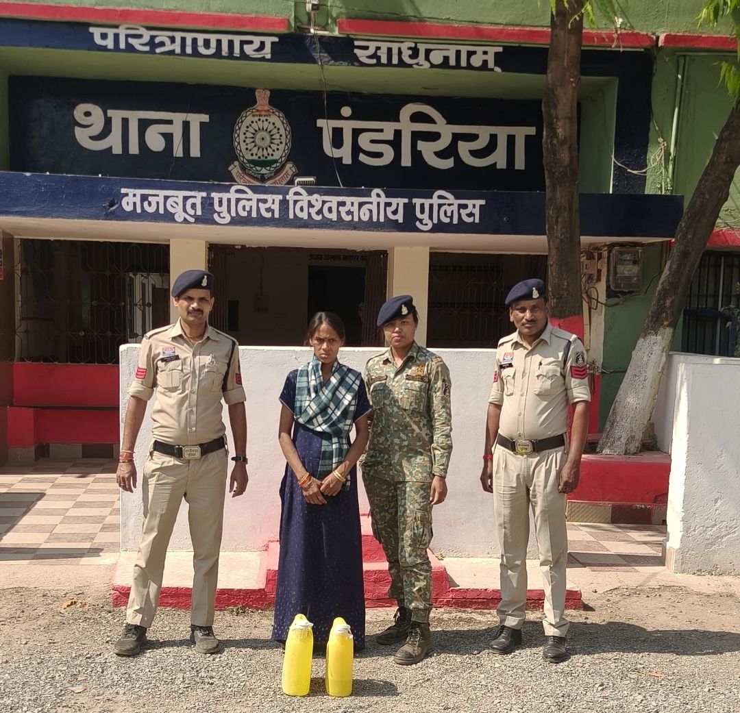 हाथ भट्टी से निर्मित कच्ची महुआ शराब का अवैध बिक्री करने वाली आरोपिया चढे पुलिस के हत्थे