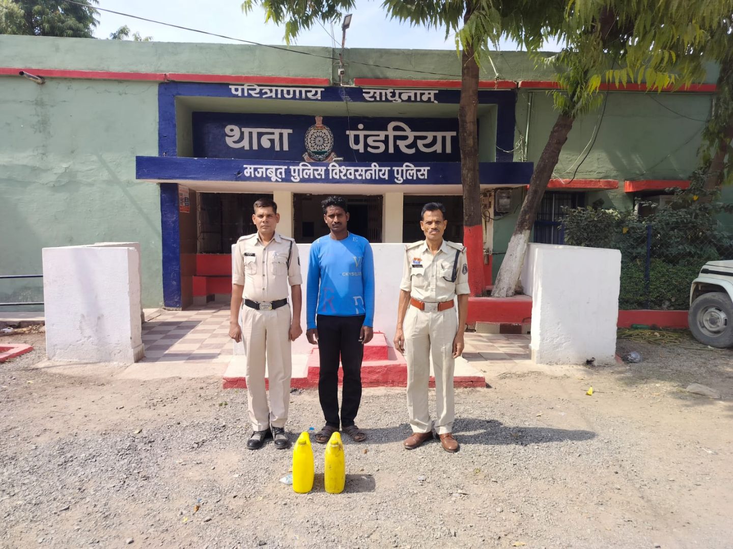 हाथ भट्टी से निर्मित कच्ची महुआ शराब का अवैध विक्रय करने वाला आरोपी गिरफ्तार