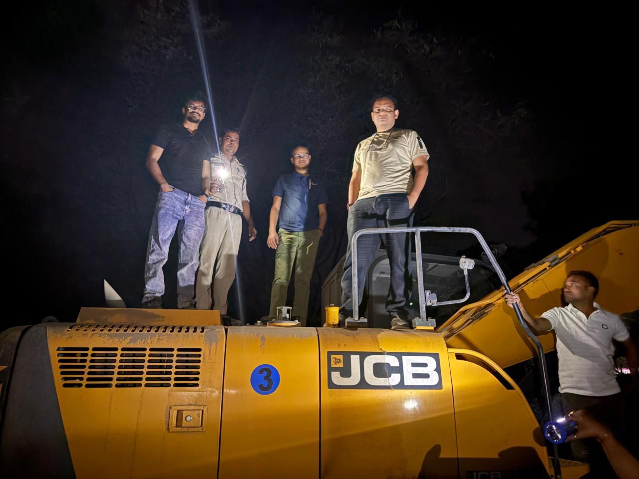 अवैध रेत उत्खनन पर संयुक्त टीम की कार्रवाई,नवापारा में 2 चैन माउंटेन जब्त