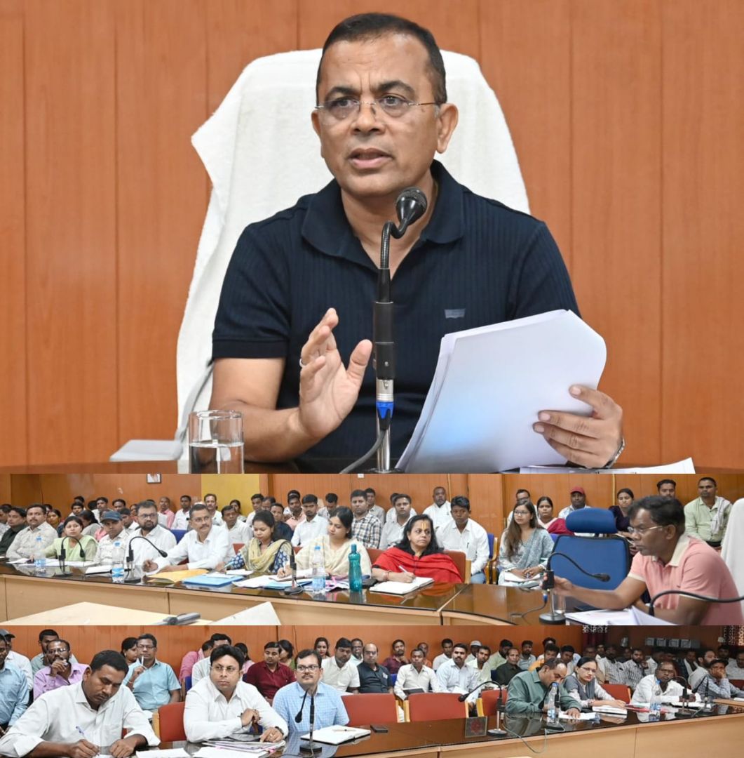 कलेक्टर श्री जन्मेजय महोबे ने ली राजस्व अधिकारियों की समीक्षा बैठक