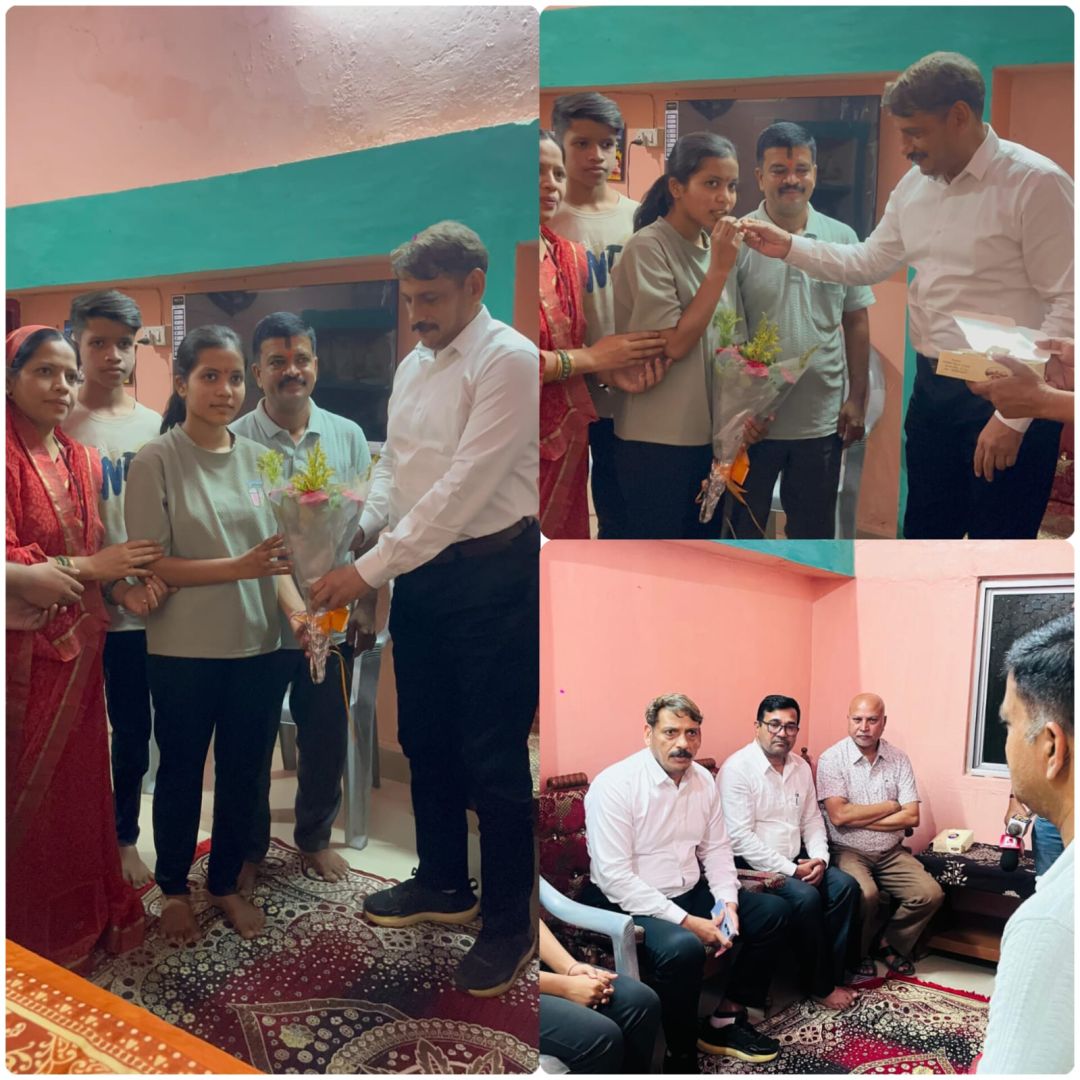 कलेक्टर गोपाल वर्मा ने प्रदेश में द्वितीय स्थान प्राप्त करने वाली रिया केशरवानी के घर पहुंचकर दी बधाई, किया प्रोत्साहित