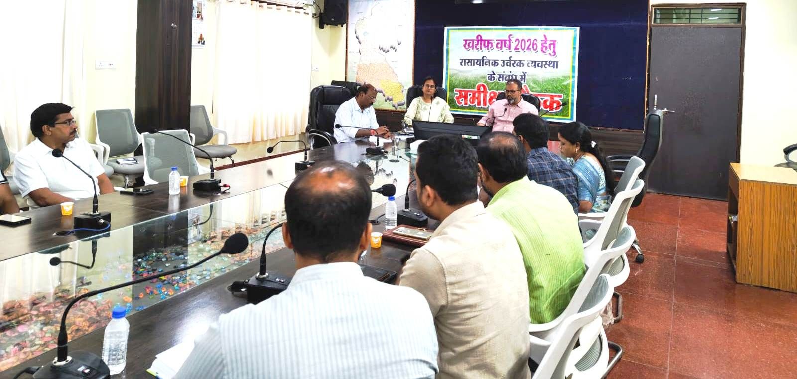 किसानों को गुणवत्तायुक्त उर्वरक उपलब्ध कराना प्रशासन की प्राथमिकता: कलेक्टर