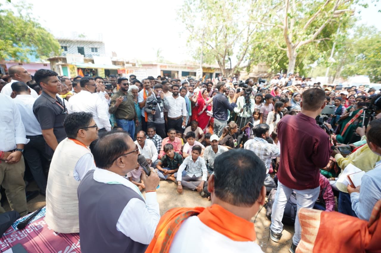 पीपल के पेड़ तले खाट पर बैठकर ग्रामीणों से किया सीधा संवाद: समस्याएं सुनीं और मौके पर दिए समाधान के निर्देश