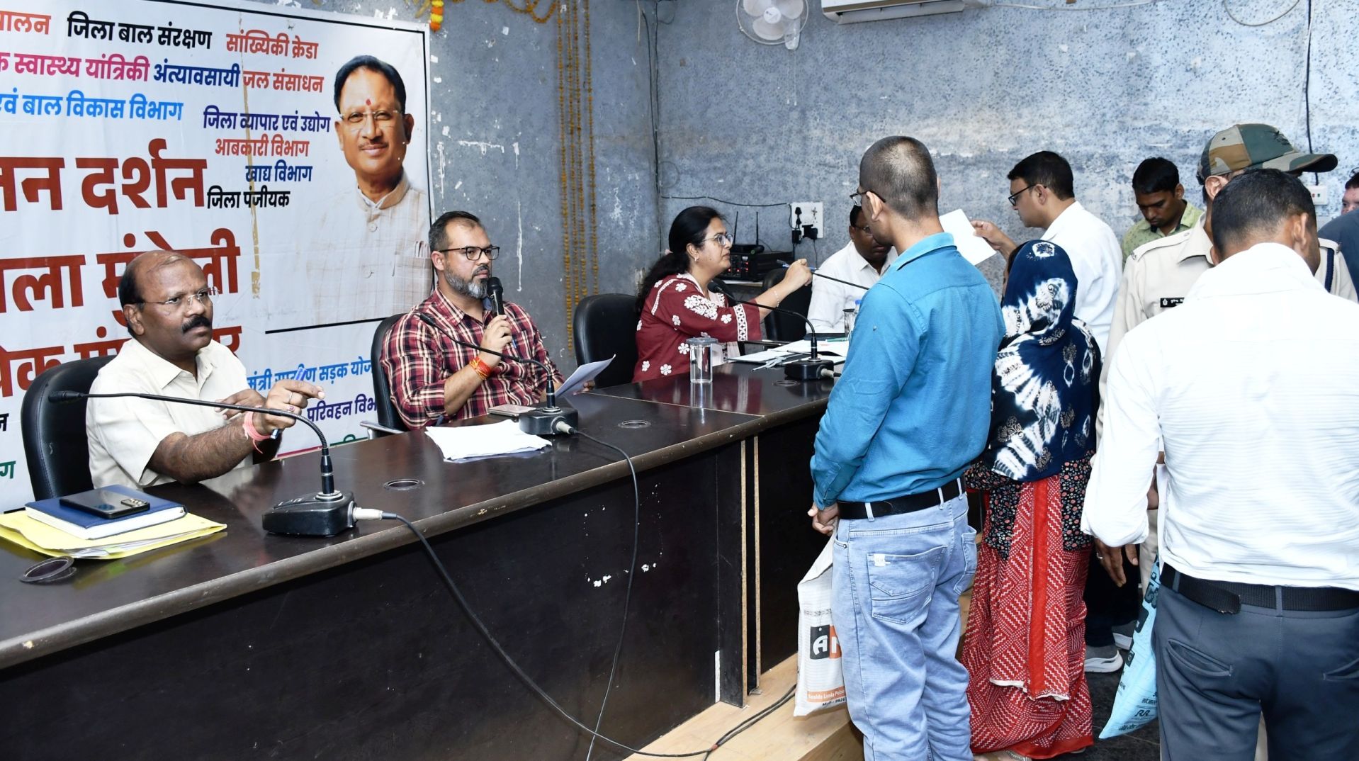 कलेक्टर के त्वरित निर्देश से ग्राम छतौना में बदला ट्रांसफार्मर