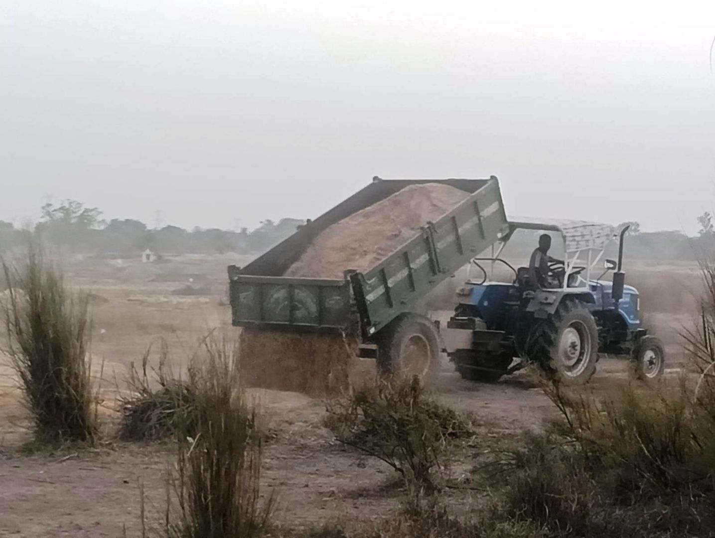 रेत के अवैध भंडारण एवं परिवहन पर की गई कार्रवाई, 01 हाईवा एवं 01 ट्रैक्टर जब्त