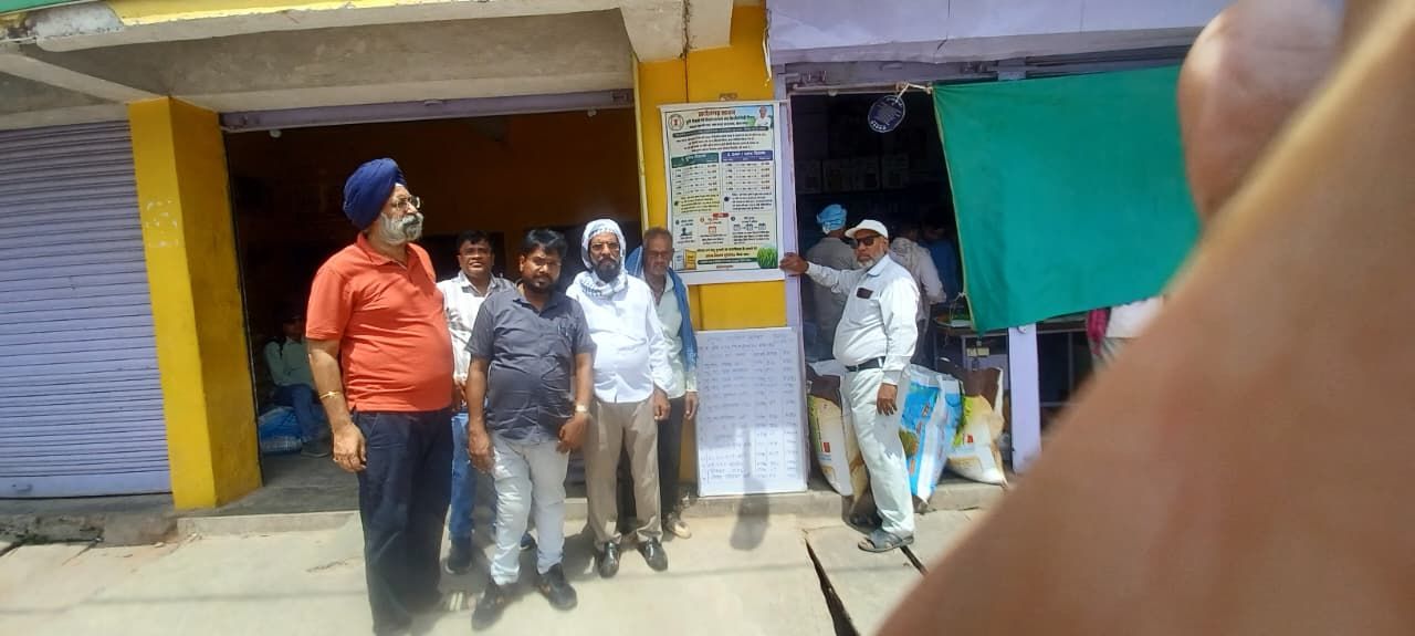 किसानों को उचित दर पर खाद उपलब्ध कराने 90 से अधिक उर्वरक केंद्रों का औचक निरीक्षण