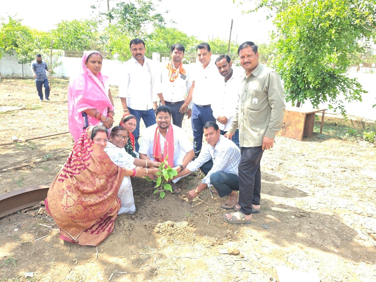 विश्व पर्यावरण दिवस पर नगर पंचायत सरगांव में पौधारोपण  एक पेड़ माँ के नाम, एक पेड़ धरती के नाम का दिया गया संदेश