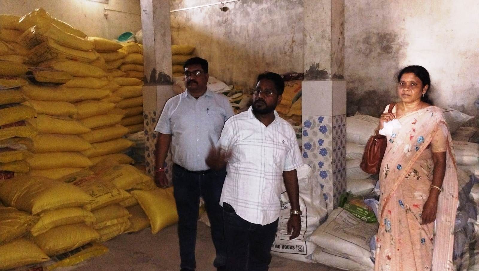 किसानों को गुणवत्तायुक्त खाद एवं बीज उपलब्ध कराने कृषि केन्द्रों का किया गया निरीक्षण  बीज भंडारण एवं वितरण में अनियमितत