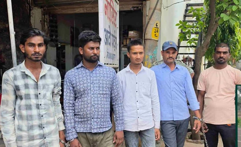 सड़क पर वाहन रोककर हमला और एससी/एसटी एक्ट का अपराध: पांच आरोपी गिरफ्तार, न्यायिक रिमांड हेतु न्यायालय में पेश"