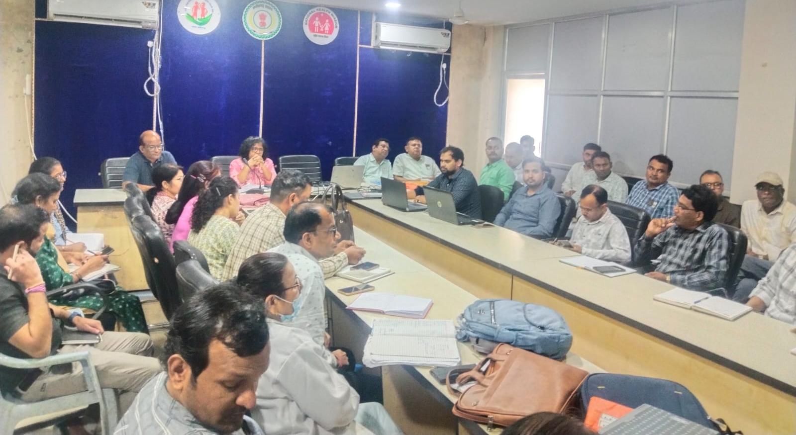 राष्ट्रीय स्वास्थ्य कार्यक्रमों की सीएमएचओ ने की समीक्षा    सभी लक्ष्यों को शत-प्रतिशत पूरा करने दिए निर्देश  मुंगेली, 2