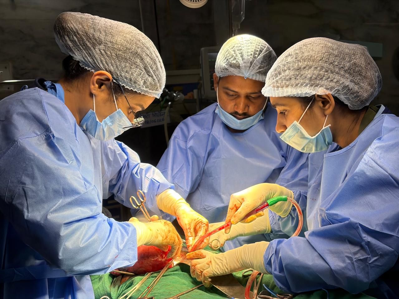 जिला अस्पताल कवर्धा में तीन जटिल स्त्री रोग का सफल ऑपरेशन, महिलाओं को मिली नई जिंदगी  विशेषज्ञ चिकित्सकों ने गंभीर एनीमि