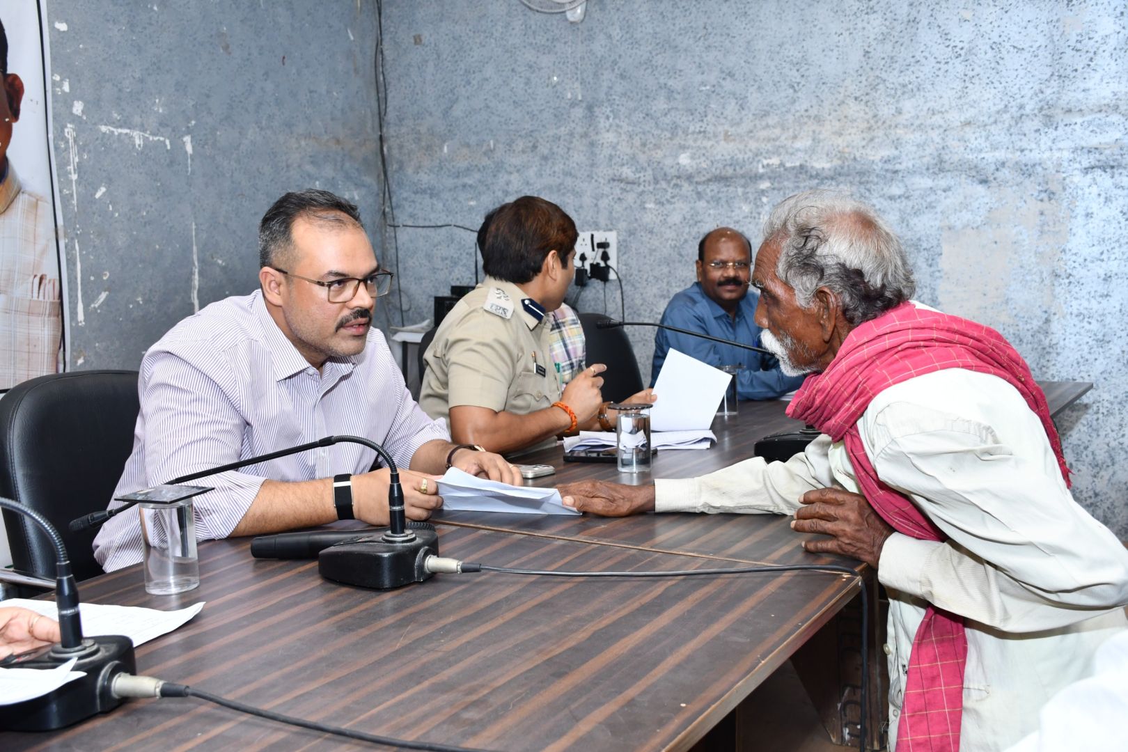 प्रधानमंत्री आवास, शौचालय, पेयजल, सड़क, बिजली, पेंशन और राजस्व सहित अन्य 100 से अधिक आवेदन प्राप्त हुए