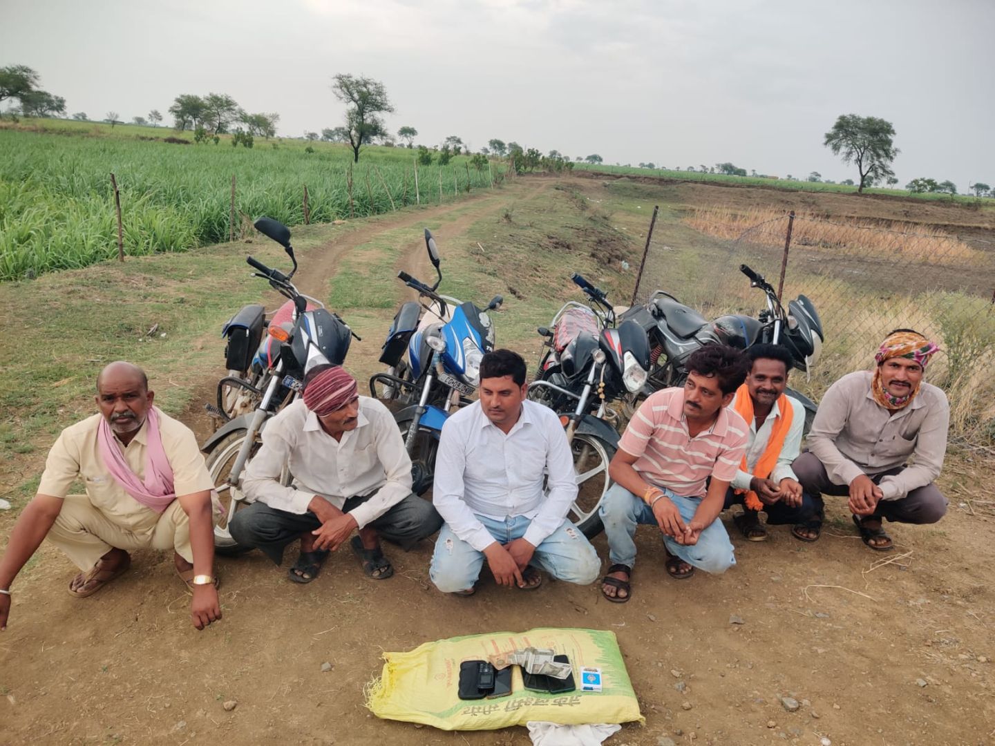 कबीरधाम पुलिस की जुआ-सट्टा के विरुद्ध लगातार कार्रवाई जारी  ग्राम कुआंमालगी में 06 जुआरी गिरफ्तार, नगदी, ताश, मोबाइल एवं