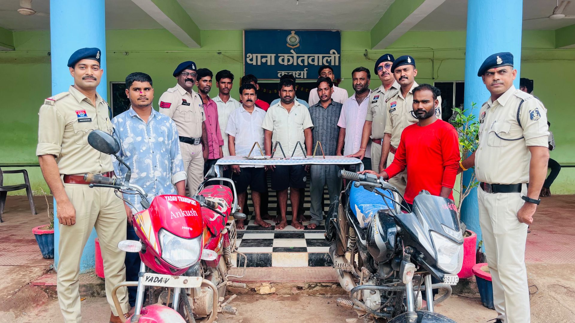 कबीरधाम पुलिस की बड़ी कार्रवाई : फार्महाउस में चल रहे जुआ फड़ पर दबिश, 11 जुआरी गिरफ्तार  जुआरियो से नगदी, मोटरसाइकिल एव