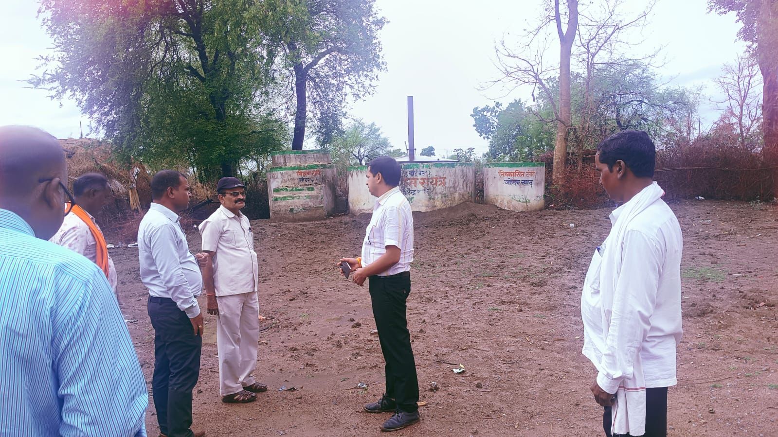 "ठोस अपशिष्ट नियम 2026 की जमीनी हक़ीक़त देखने पहुंचे जिला पंचायत सीईओ  सहसपुर लोहारा के गोबर गैस प्लांटों का किया औचक निरी