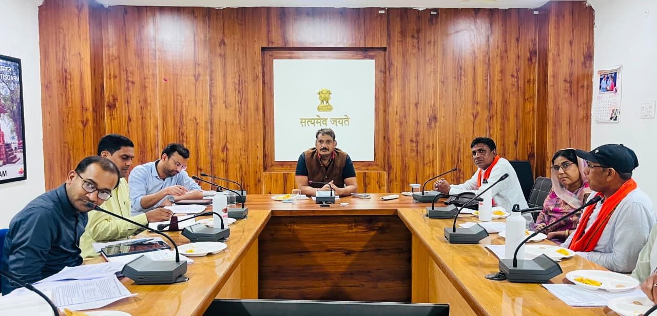 पट्टा सर्वे कार्य को लेकर कलेक्टर ने ली समीक्षा बैठक, समयबद्ध क्रियान्वयन करने के दिए निर्देश  6 से 8 जुलाई तक होगा विशे