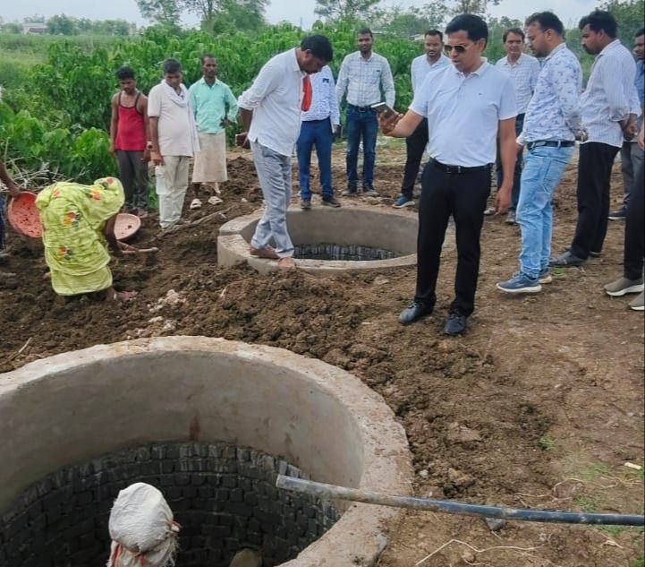 निर्माण कार्यों का जायजा लेने सीईओ श्री अभिषेक अग्रवाल ने ग्राम पंचायतों का किया सघन दौरा  ग्राम पंचायत बिरकोना, घुघरीकल