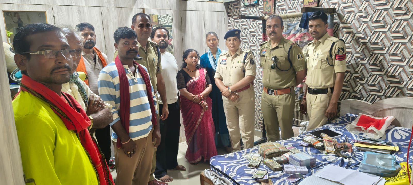 धान उपार्जन केन्द स0लोहारा,बासिनझोरी बिरनपुर कला मे धान एंव बारदानो का अमानत मे खयानत कर शासन को 81,19,502 का आर्थिक हान