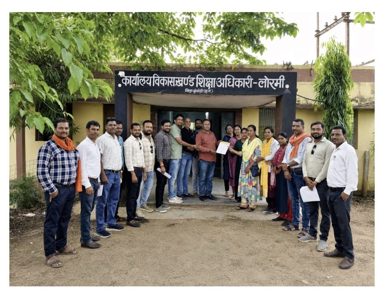 छत्तीसगढ़ सहायक शिक्षक/समग्र शिक्षक फेडरेशन अपने मांगो को लेकर 15 को करेंगे आंदोलन,लोरमी में बीईओ को सौंपा ज्ञापन।  लोरम