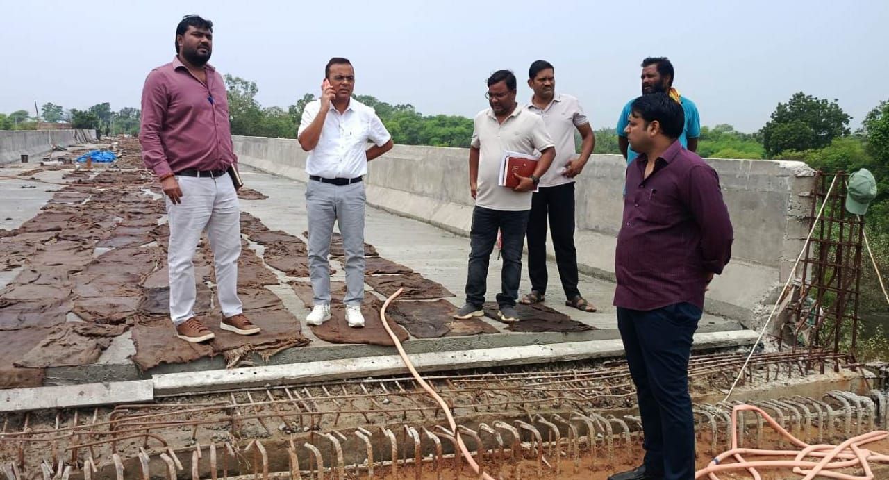 कलेक्टर ने किया निर्माणाधीन सेमरा-रिंगनी पुल का निरीक्षण  शेष कार्य पूर्ण कर पुल को जल्द आवागमन के लिए तैयार करने के दिए