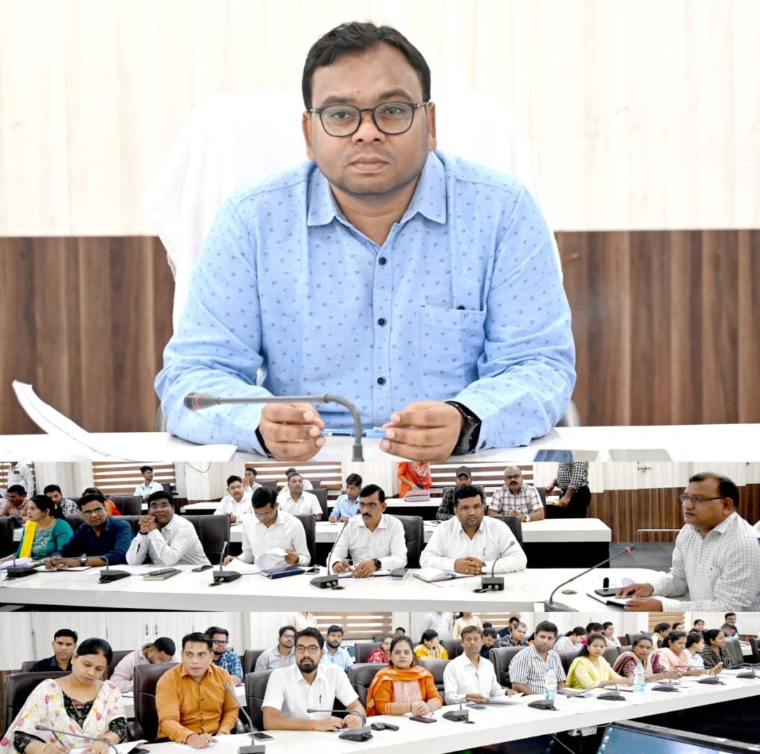 नवपदस्थ जिला पंचायत सीईओ श्री विनय कुमार पोयाम ने विभागीय योजनाओं की समीक्षा  पीएम आवास निर्माण कार्यों की नियमित मॉनिटर