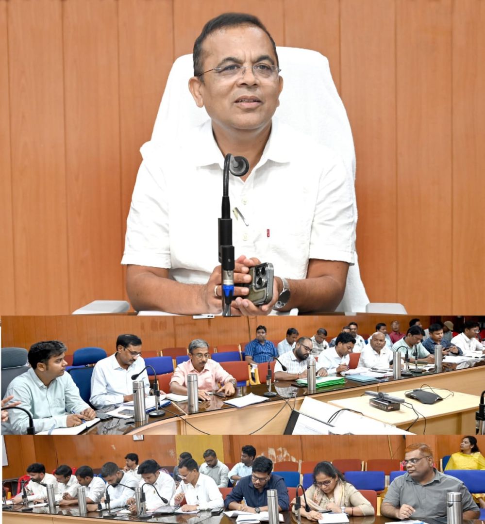 कलेक्टर ने ली राजस्व अधिकारियों की समीक्षा बैठक  एग्रीस्टेक पंजीयन, फॉर्मर रजिस्ट्री, त्रुटि सुधार, नक्शा बटांकन, सीमांक
