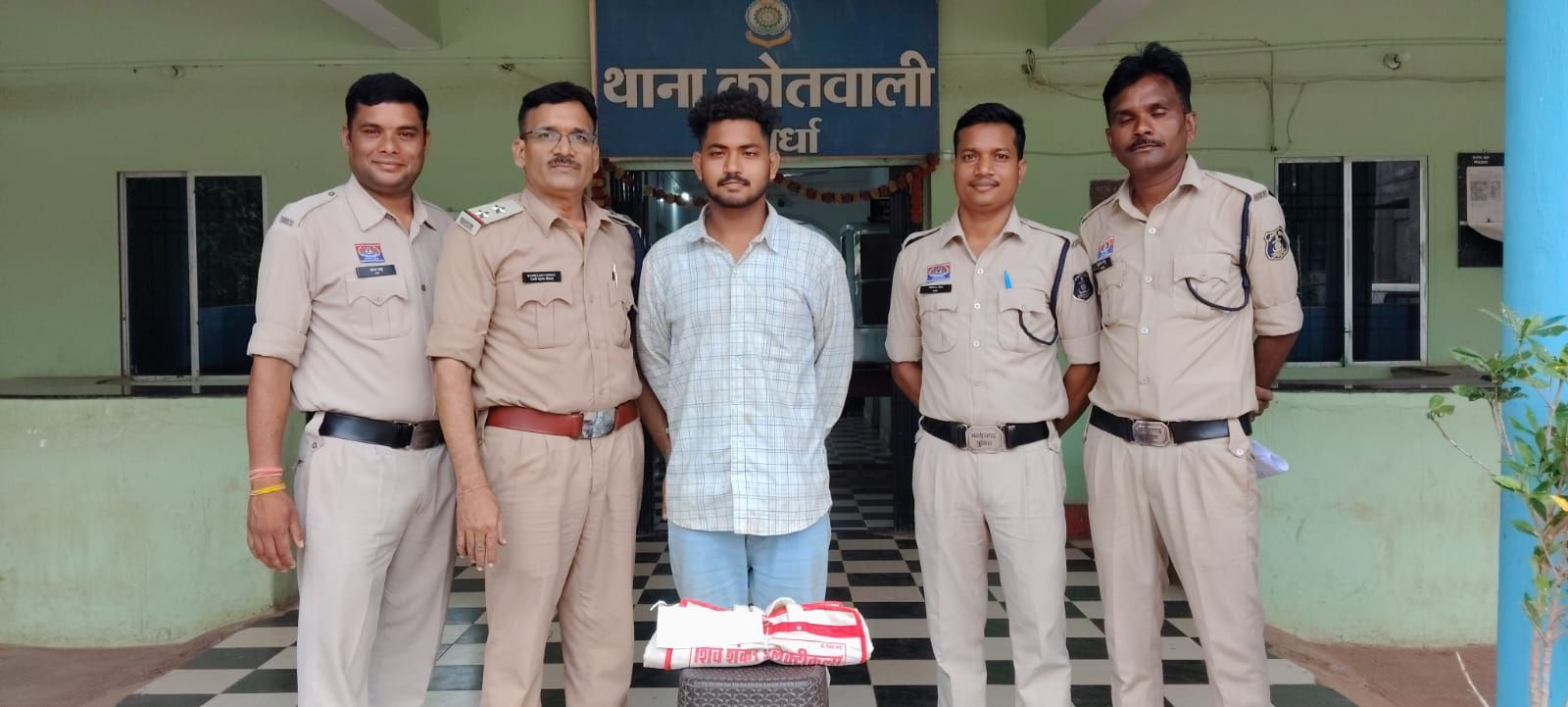 बैंक से रकम निकालकर  बाहर निकले व्यक्ति से लूटपाट करने वाले आरोपी को आम नागरिकों की तत्परता से रकम सहित पकड़ा गया।   मौके