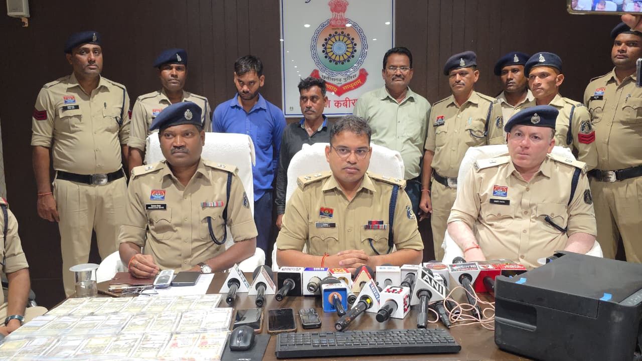 नकली नोट बनाने और खपाने वाले गिरोह का कबीरधाम पुलिस ने किया पर्दाफाश।  जुलाई 2026 से कलर प्रिंटर के माध्यम से नकली नोट त