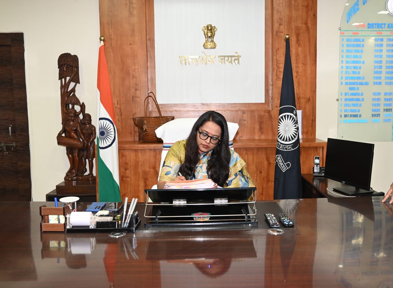 जिले की नवपदस्थ कलेक्टर श्रीमती तुलिका प्रजापति ने किया कार्यभार ग्रहण