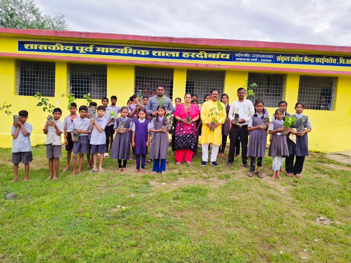 मिडिल स्कूल हरदीबान्ध मे वृक्षारोपण,रक्षाबंधन एवम भोजली पर्व हर्षोल्लास से सम्पन्न 